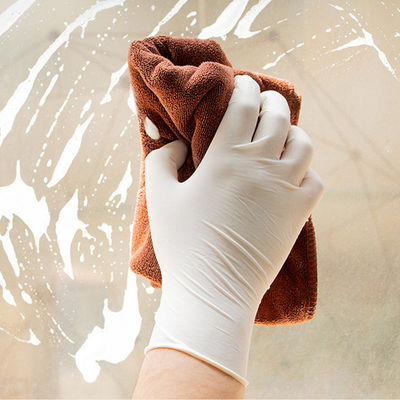 As luvas descartáveis brancas do látex pulverizaram levemente as luvas de limpeza de borracha 100 PCes/caixa
