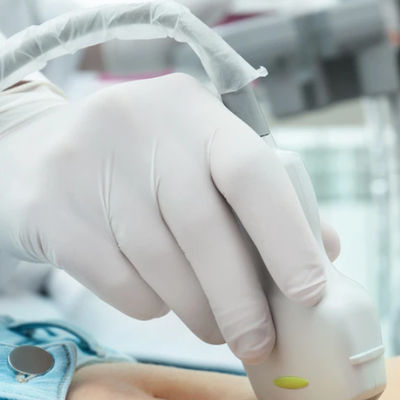 Das luvas médicas descartáveis brancas do látex de EN455 S-XL bom sentimento